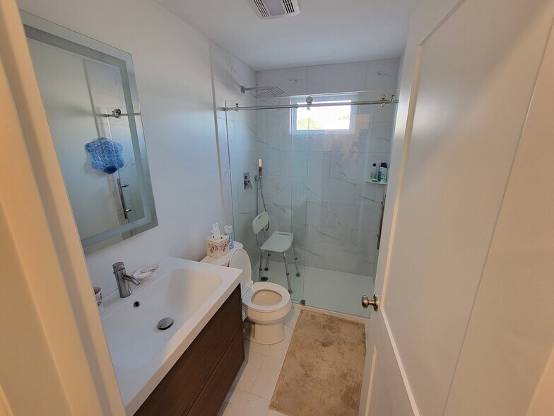 Bathroom - 5707 N Central Ave