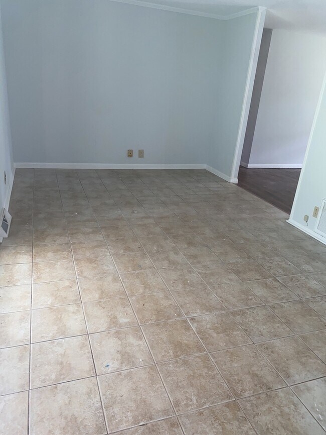 Building Photo - 3-bedroom 2 Bathroom