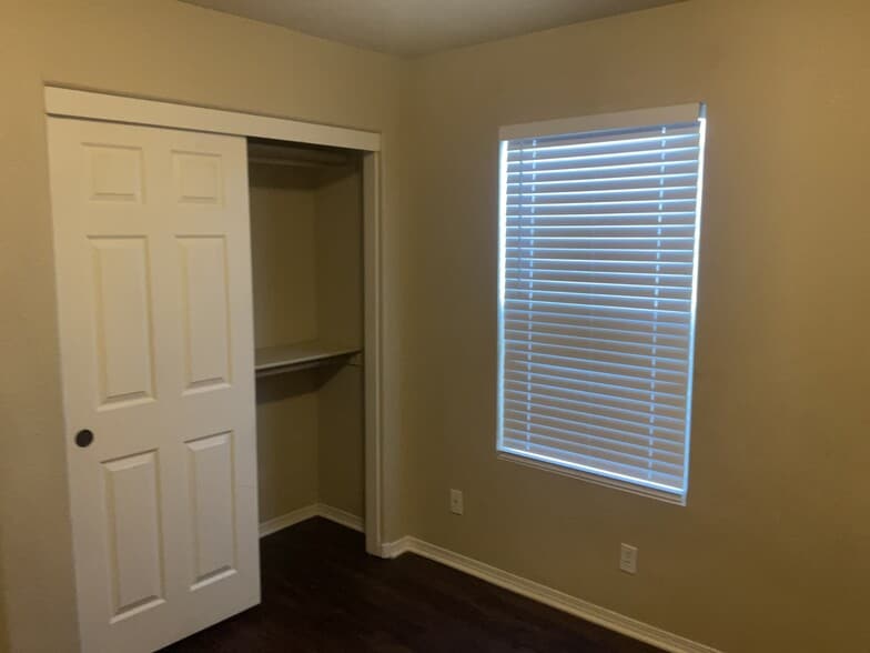 Building Photo - 625 Valley Meadows Dr NE