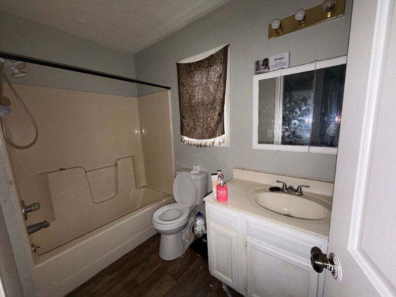 Building Photo - 1211 Redbud St