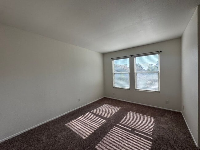 Building Photo - 3472 Hathaway Ave