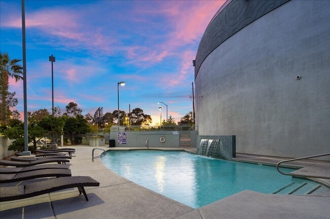 Building Photo - Fabulous Highrise Condo with Stripe Views!