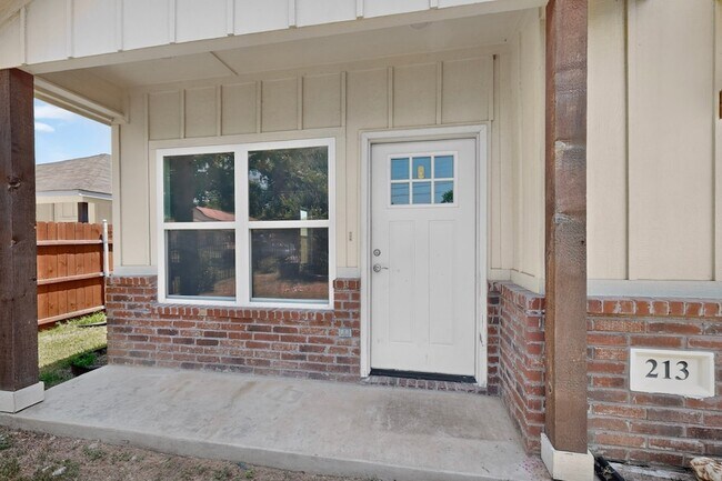 Building Photo - 213 S Baugh St