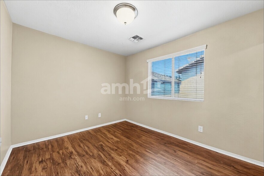 Building Photo - 5332 W Jones Ave