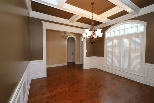 Building Photo - 4383 Kenilworth Cir