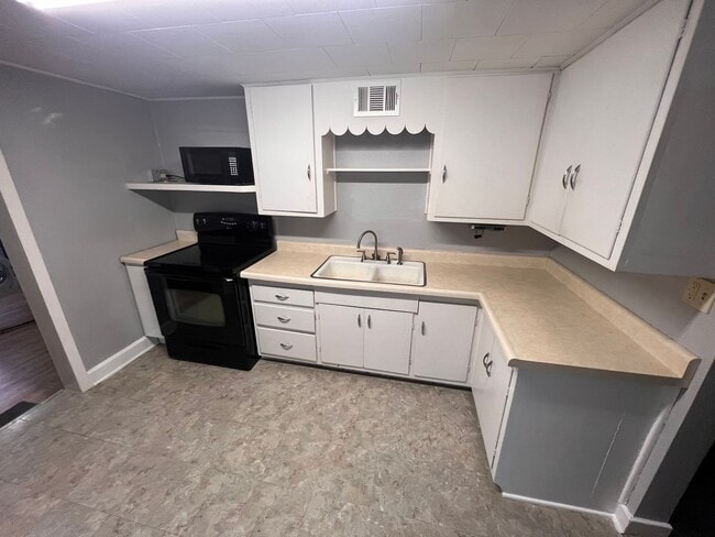 Building Photo - 2 bedroom home in Boone, fenced in yard, great for families!