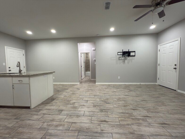 Building Photo - 1404 W Heritage Dr