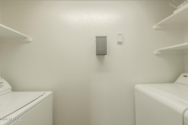 Building Photo - 1446 E Grovers Ave