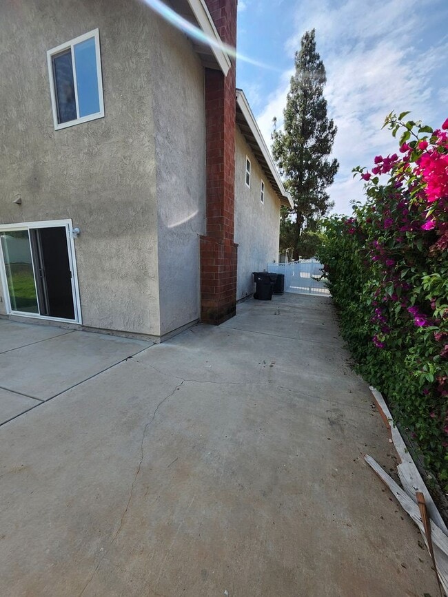 Building Photo - Big backyard with lots of upgrades