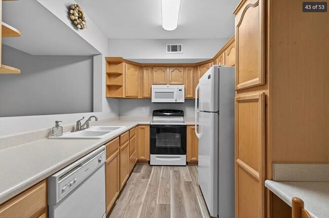 Building Photo - 5 Bed 4 Bath Multi Family House