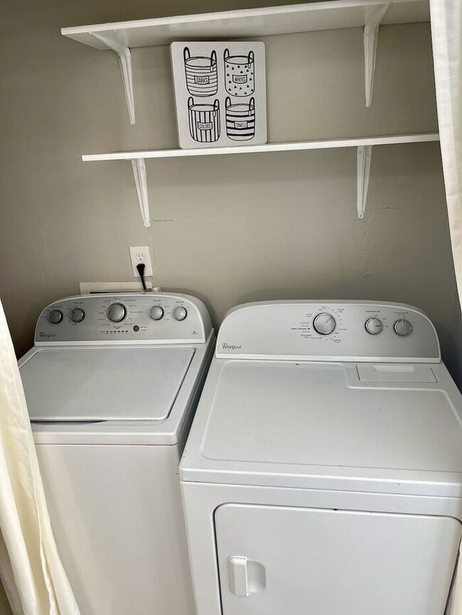 Building Photo - Cute and Convenient South Nashville Townhouse near BNA and Woodbine - Renovated