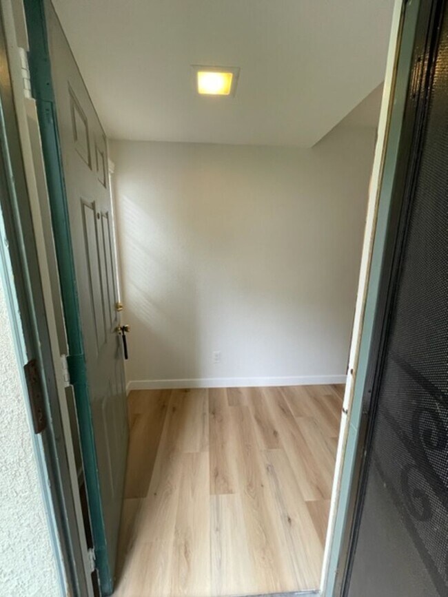 Building Photo - Large 2 Bedroom, 2 Bath Condo with 2 Parking and Community Pool