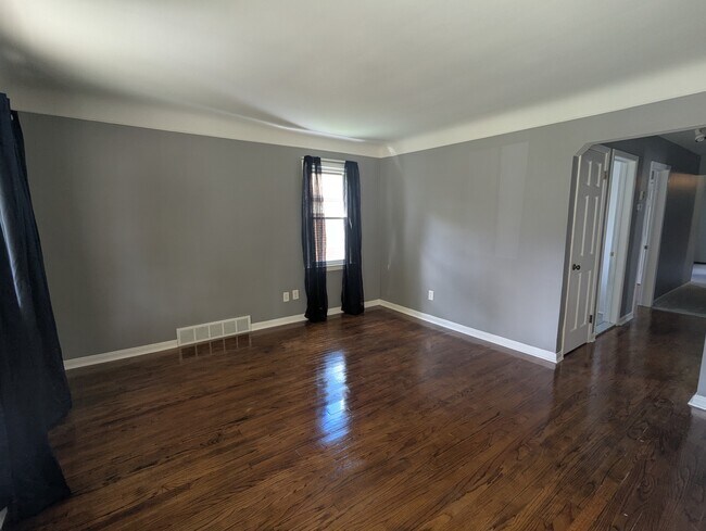 Front Room - 18407 Lennane