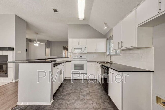 Building Photo - 1220 Royal Crescent Dr