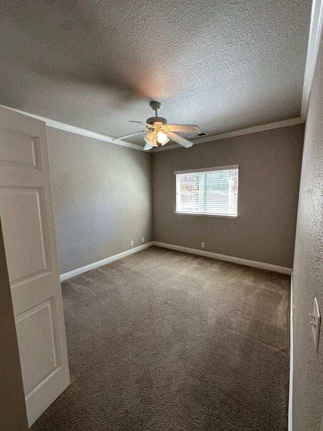Building Photo - Charming 2 bed 1 bath home with modern amenities in prime downtown location!