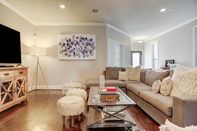 Building Photo - 213 W 26th St