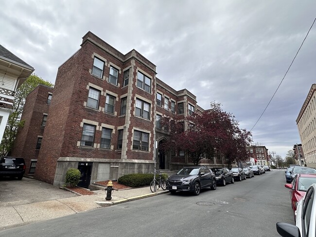 Building Photo - 40 Chester St