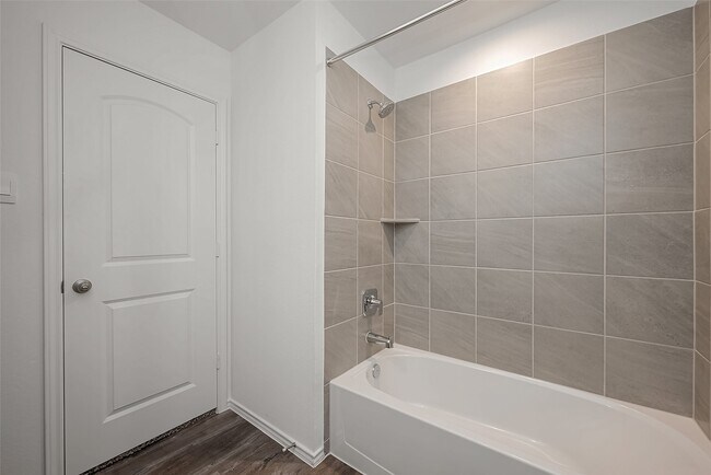 Building Photo - 5619 Vintage Oakmont Dr