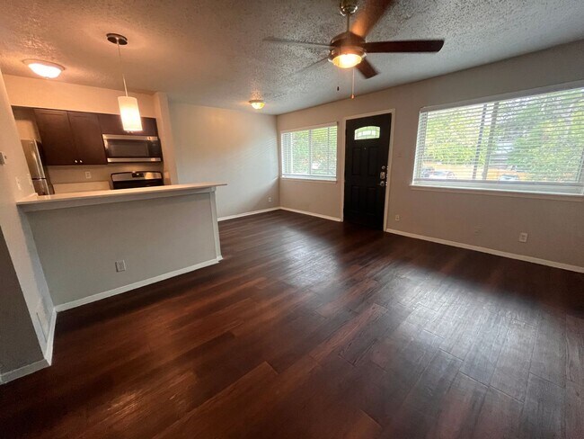 Primary Photo - 1bed/1bath Condo in Travis Heights