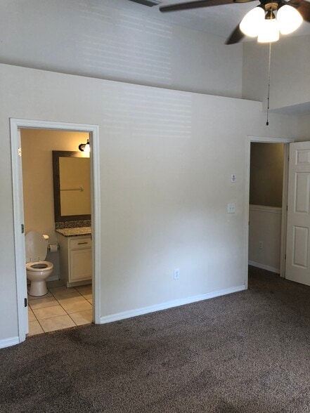 Building Photo - 2212 Golden Oak Ln