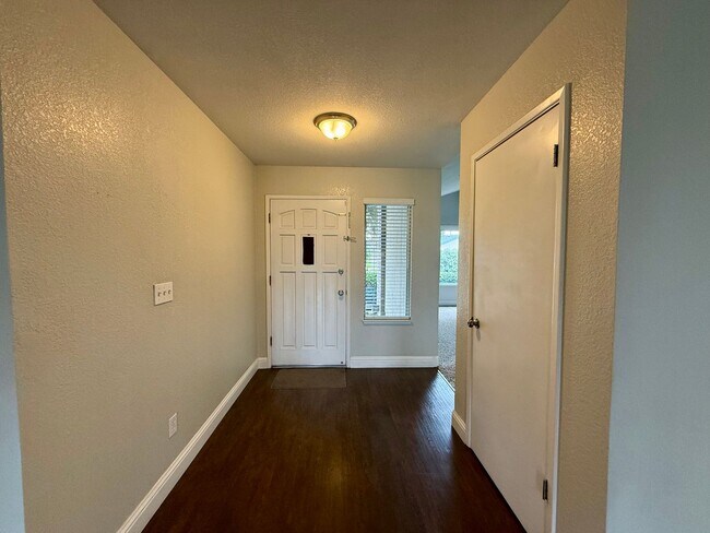 Building Photo - Single story home with vaulted ceilings!