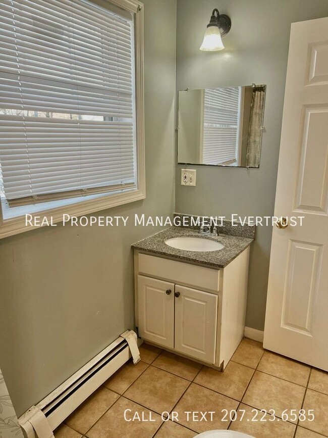 Building Photo - Spacious 2bedroom 1 bathroom available for...