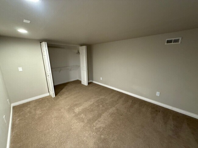 Building Photo - 696 Eisenhower Ct NW