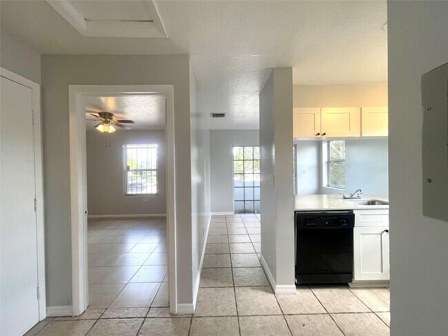 Building Photo - 200 SW 11th Ave