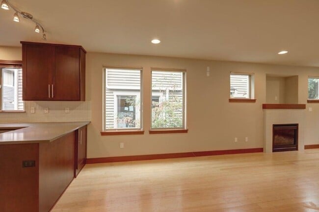 Building Photo - Stunning 3bd, 2.5ba Townhome Available in ...