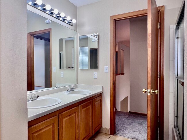 Building Photo - Wonderful 5 Bed/4 Bath Home Located on Qui...