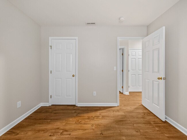 Building Photo - 129 Bathurst Ln