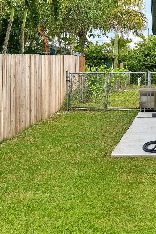 Building Photo - 481 SW Voltair Terrace