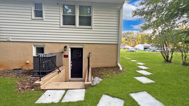 Building Photo - 2302 Old Fort Hills Dr