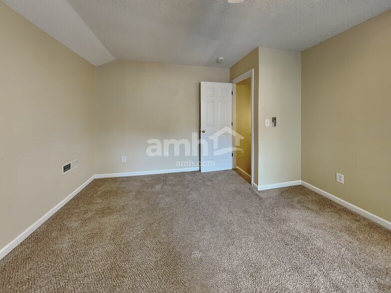 Building Photo - 301 Kingfisher Dr