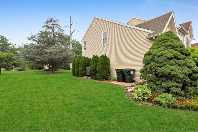Building Photo - 2235 Briarwood Dr