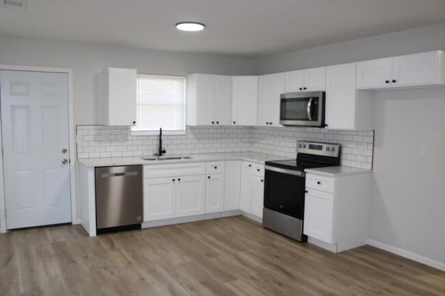Building Photo - 305 E Short Ave