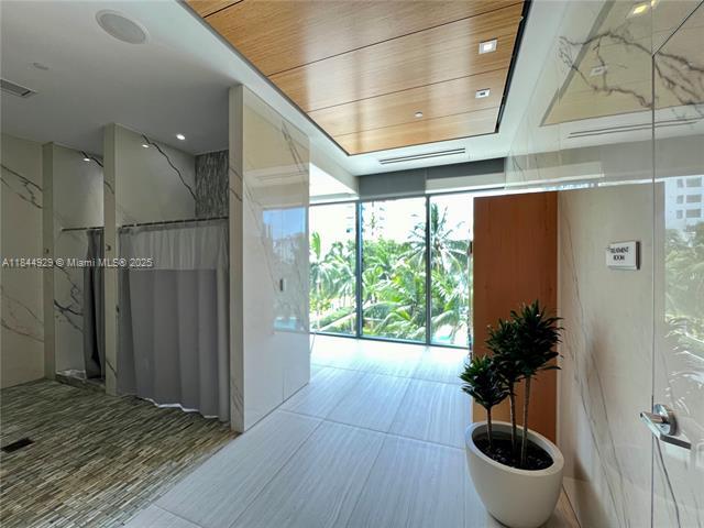 Building Photo - 460 NE 28th St