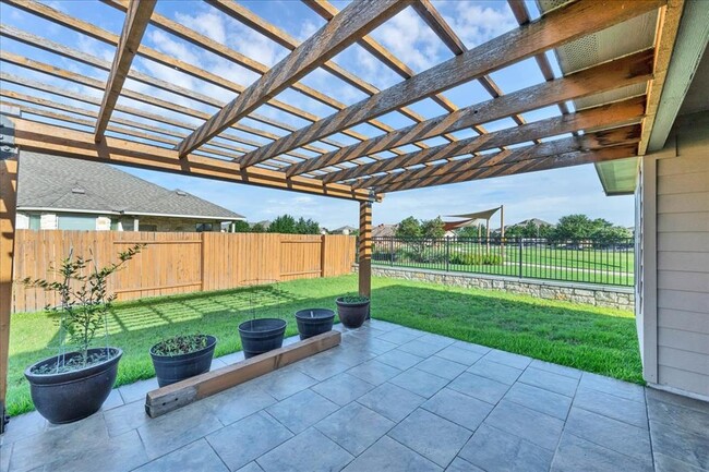 Building Photo - 300 Briar Park Dr