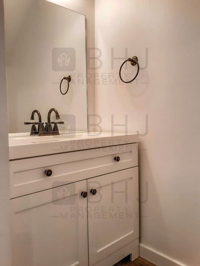 Building Photo - 2 BED/ 1.5 BATH TOWNHOME