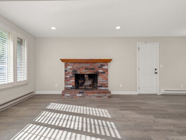 Building Photo - Single-family 3 bedroom home available for...