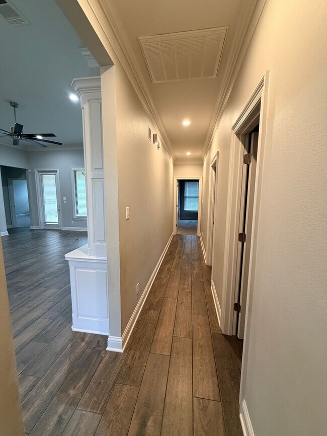 Building Photo - Gated Community Close to Barksdale Air Force Base...