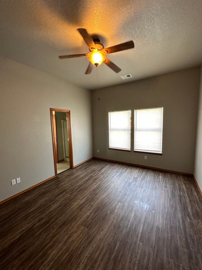 Building Photo - 2004 Cloverdale Ln