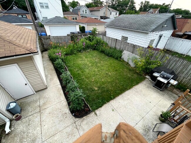 Building Photo - 4044 N Kilbourn Ave
