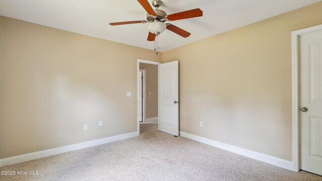 Building Photo - 110 Queens Cove Way