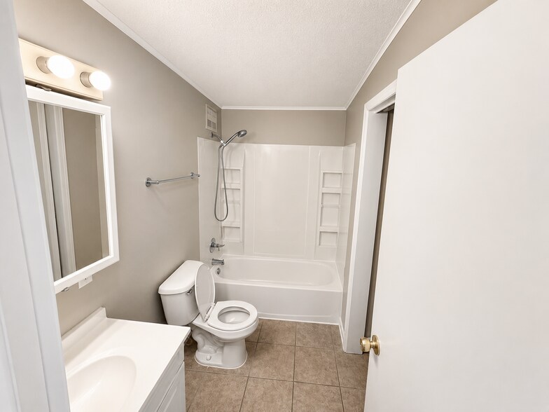Building Photo - 2505 Maplewood Dr