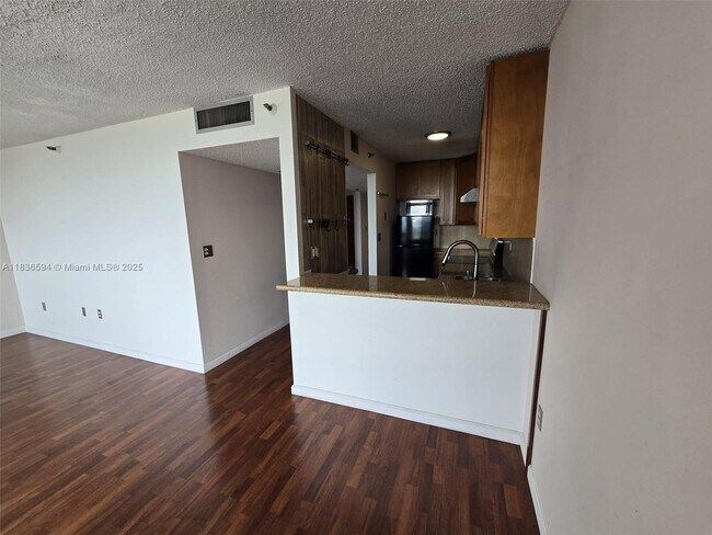 Building Photo - 1700 NW N River Dr