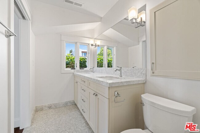 Building Photo - 2347 Parnell Ave
