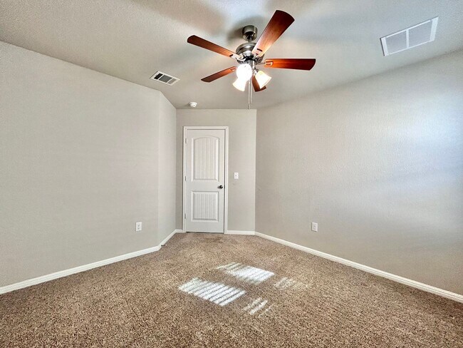 Building Photo - Move-In Ready 4-Bed, 2-Bath Home in Prime Fairhaven Location!