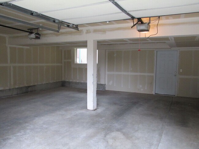 Building Photo - 3 Bedroom House in Burlington