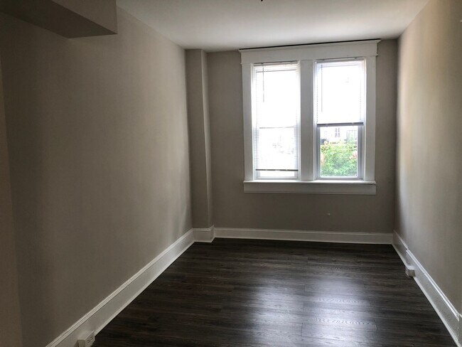 Building Photo - Recently Renovated 3 Bedroom In Mosher for...